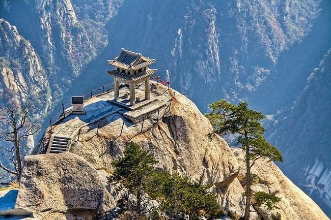 1. Лестницы на священной горе Huashan (Китай)