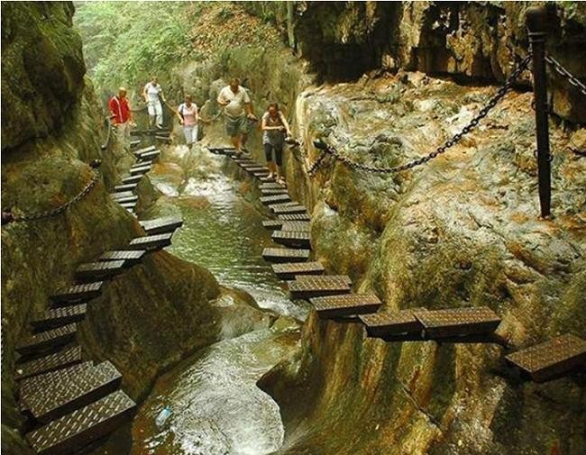 3. Экстремальная лестница в горах Taihang (Китай)