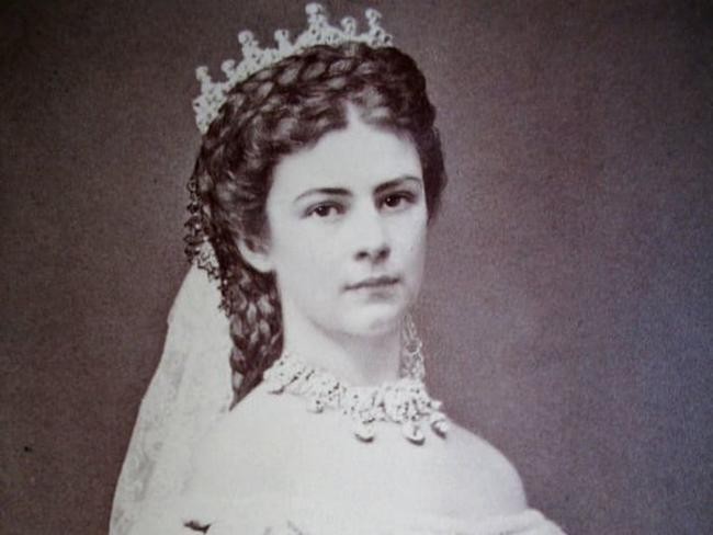 1. Императрица Елизавета Баварская: маска для лица из сырой телятины
