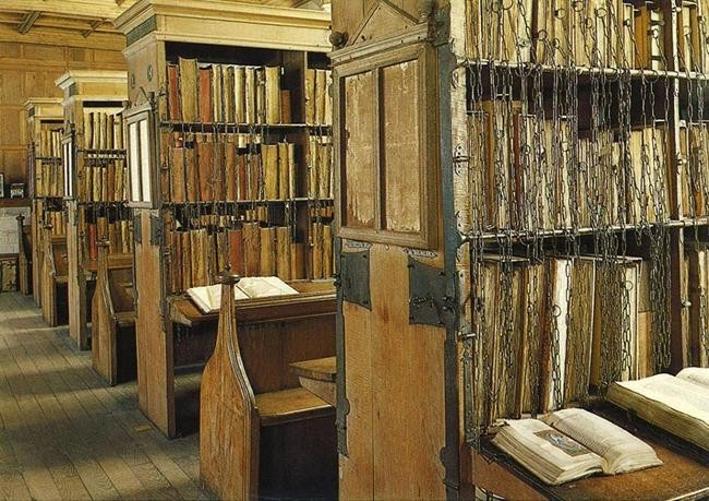 В средневековых библиотеках приковывали книги к полкам, чтобы избежать кражи