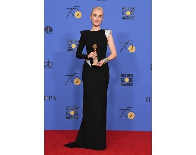Пленительная звездная блондинка в черном платье по фигуре от Atelier Versace.