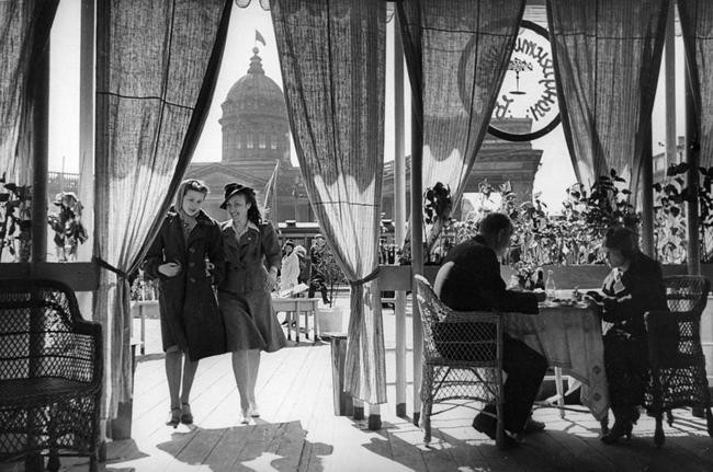 Кафе на Невском проспекте, май 1941 года.