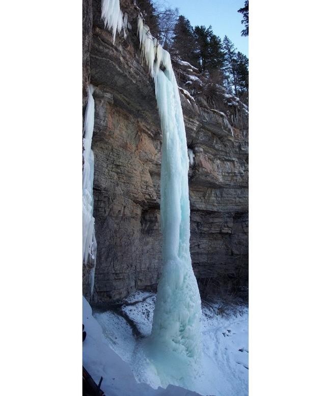 Замерзший водопад