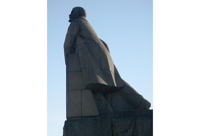 Ленин привалился…