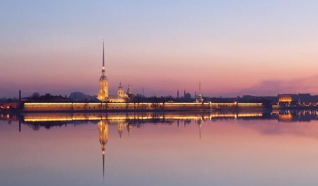 Март: открытие сезона загара в Петропавловской крепости