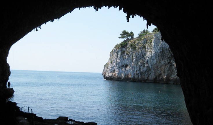 Грот в Кастро