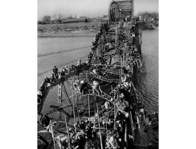 Макс Десфор «Бегство мирных жителей по взорванному мосту в Корее», 1951 год