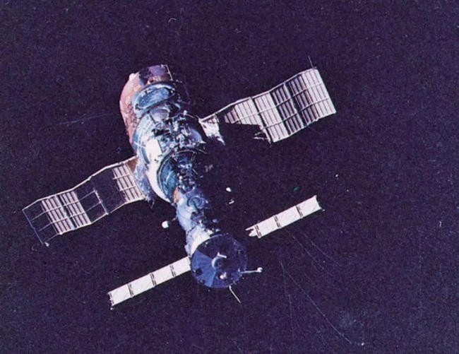 7. Первая пилотируемая орбитальная станция