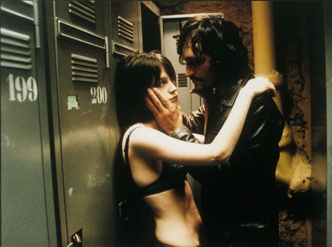 Что ни день, то неприятности / Trouble Every Day (Клер Денни, 2001)