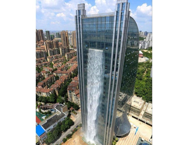15. Водопад из небоскреба