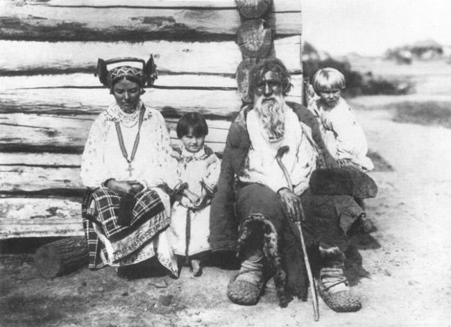10. Крестьяне в национальных костюмах