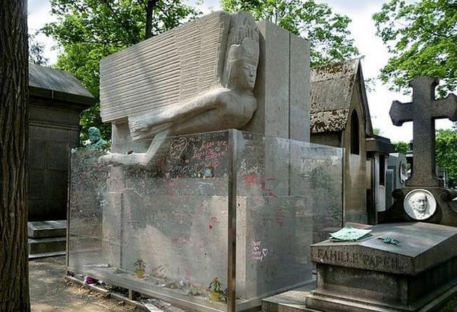 10. Оскар Уайльд и его могила поцелуев