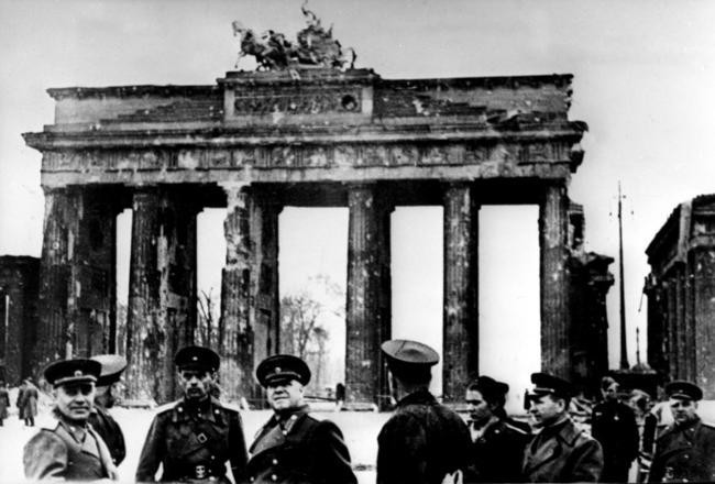 Триумф воинской доблести советских солдат 4 мая 1945 года у Бранденбургских ворот и Рейхстага