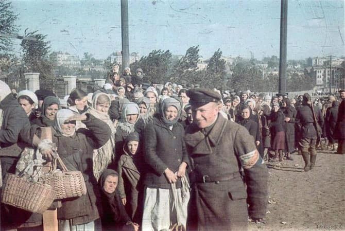 На этом снимке запечатлён полицай в Киеве осенью 1941 г.: