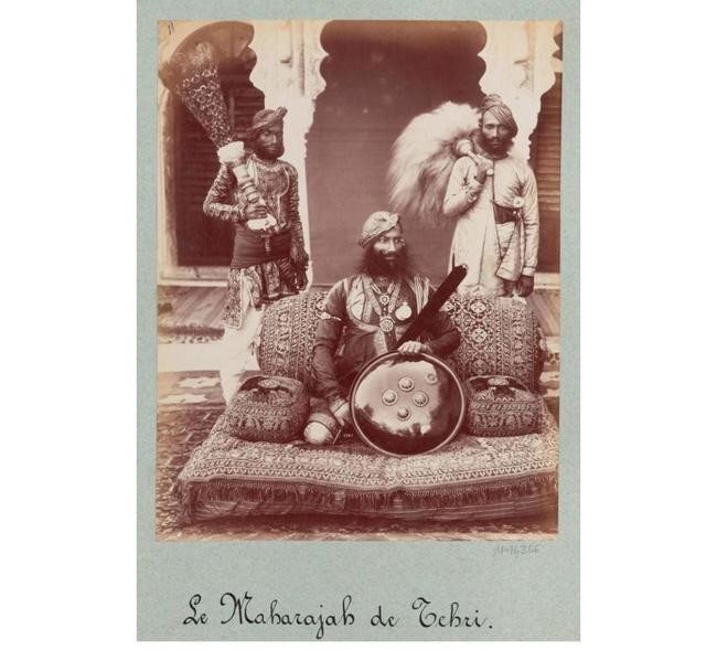 Сэр Пратаб Сингха с сопутствующими ему людьми, портрет, Индия (1882)