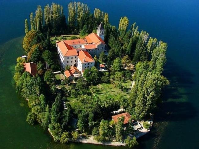 4. Остров-монастырь Висовац (Хорватия)