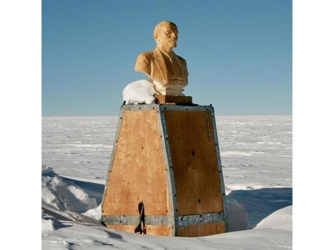 Полюс недостижимости с бюстом Ленина