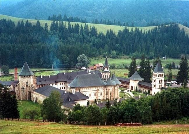 Расписные монастыри