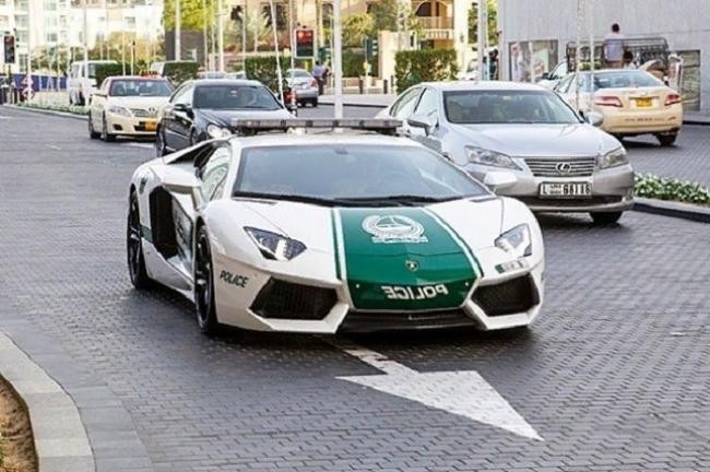 Полиция Дубая ездит на роскошных автомобилях