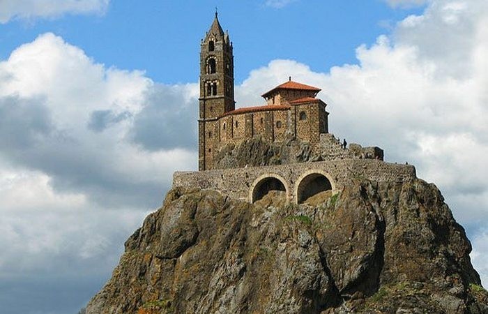 2. Церковь «Сен-Мишель д’Эгиль»