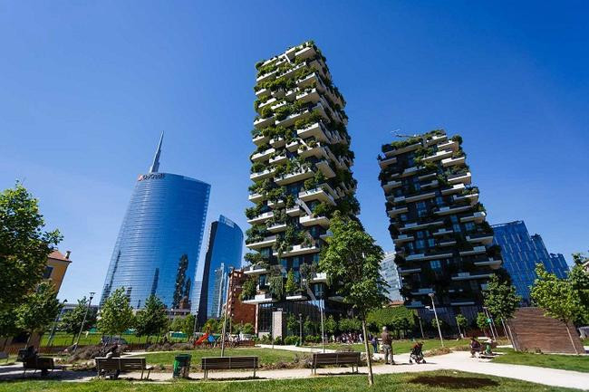 6. Небоскреб Bosco Verticale в Милане (Италия)