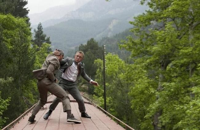 Съемки поединка в фильме "007: Операция Скайфолл" проходили на крыше настоящего поезда