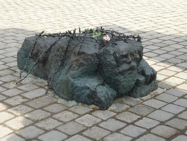7. Пожилой мужчина, чистящий мостовую