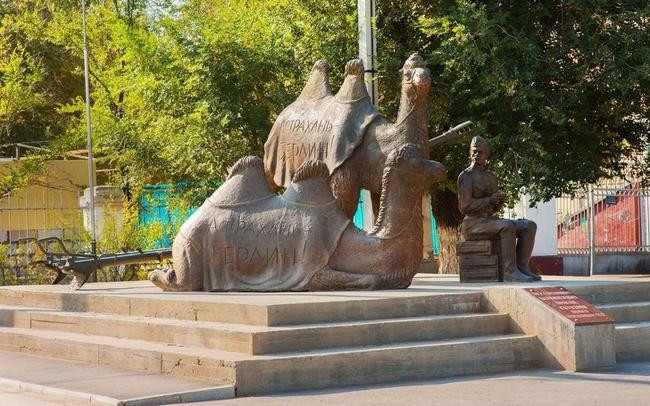 4. Памятник верблюдам Мишке и Машке «Мы победили!»