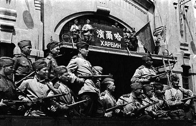 Угощения для советских солдат на догорающих улицах
