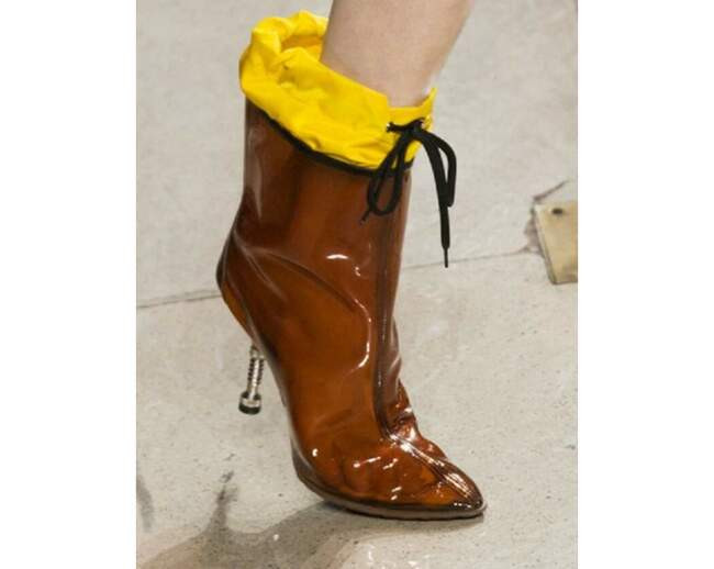 2. Прозрачные сапоги от модного дома MiuMiu