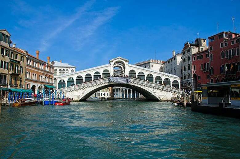 17. Мост Риальто (Rialto Bridge), Италия