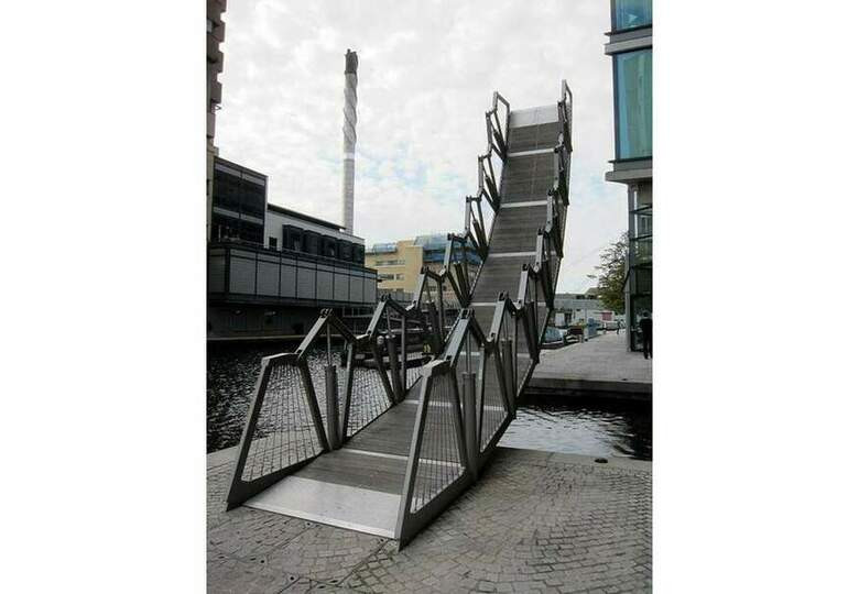 22. Мост Роллинг Бридж (Rolling Bridge), Англия