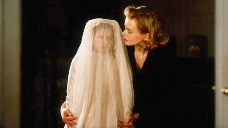 1. Другие (2001) – сцена с платьем