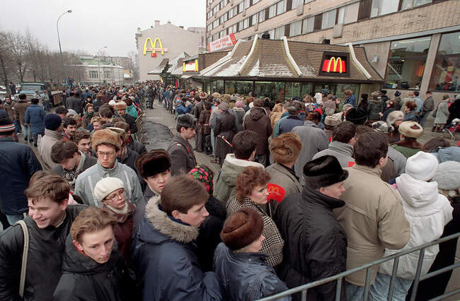 Открытие первого «Макдональдса», 1990