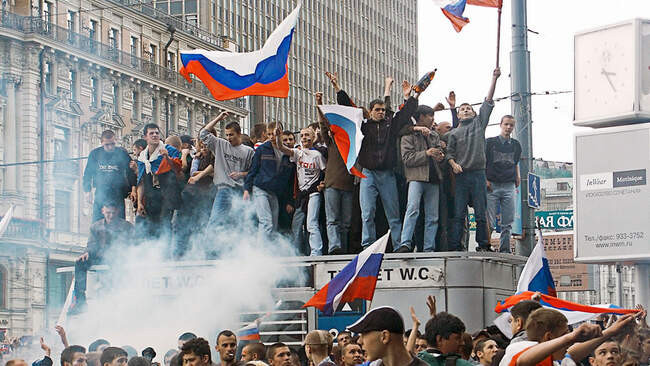 Футбольные фанаты громят центр после проигрыша сборной, 2002