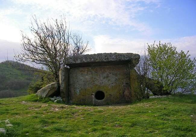 3. Дольмены (Краснодарский край)