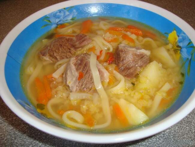 2. Считающийся очень полезным суп с мясом и макаронными изделиями/картофелем