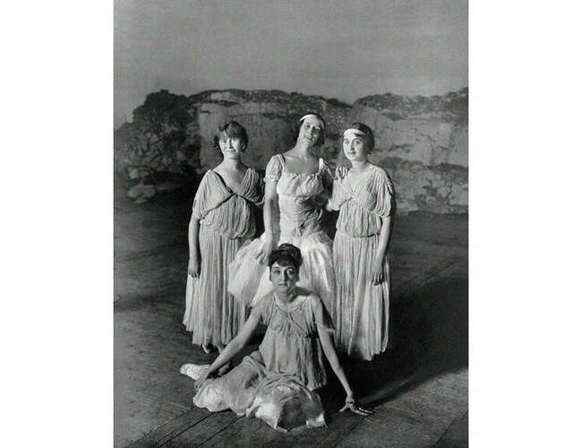 12) Анна Павлова в кругу балерин, 1907