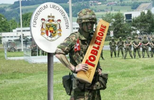7. Немного грозные, но дружелюбные военные