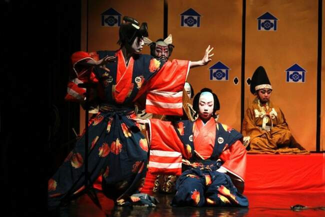 2. Происхождение слова kabuki происходит от kabuku