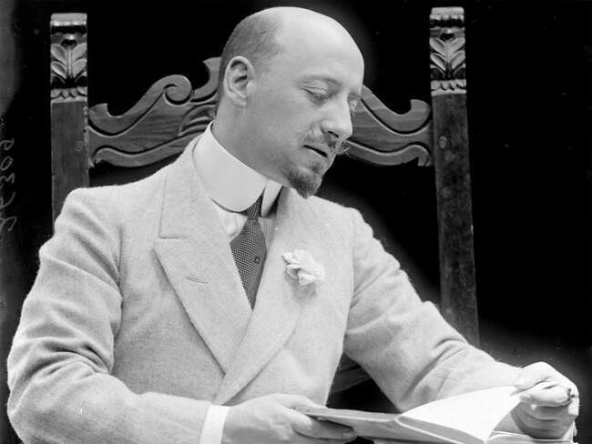 Габриеле д’Аннунцио — кокаиновый поэт-декадент, который стал диктатором и изобрел «зигу»