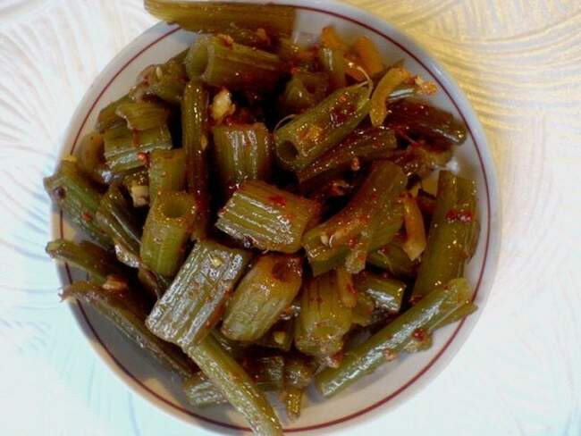 4. Салат из стеблей лопуха