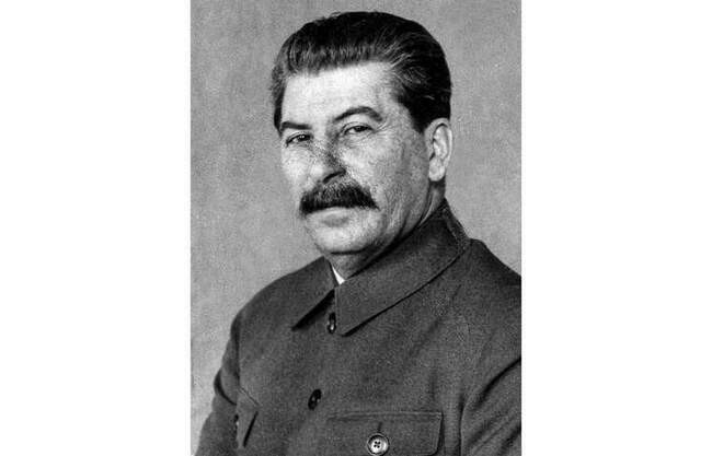 4. Иосиф Сталин – синдактилия, атрофия мышц