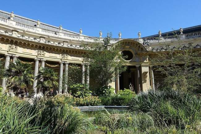 8. Пти-Пале (Interior Garden at Petit Palais)