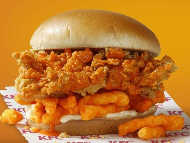 Сэндвич с курицей и чипсами "Читос" от KFC