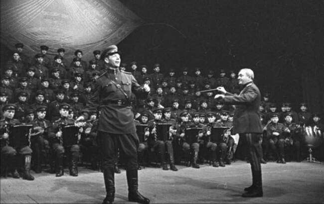 4. Попасть в ансамбль песни и пляски