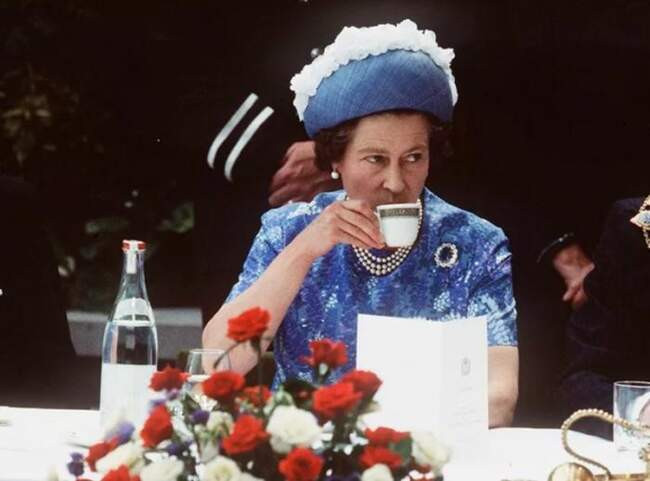 Правило № 6: Держите посуду и столовые приборы правильно