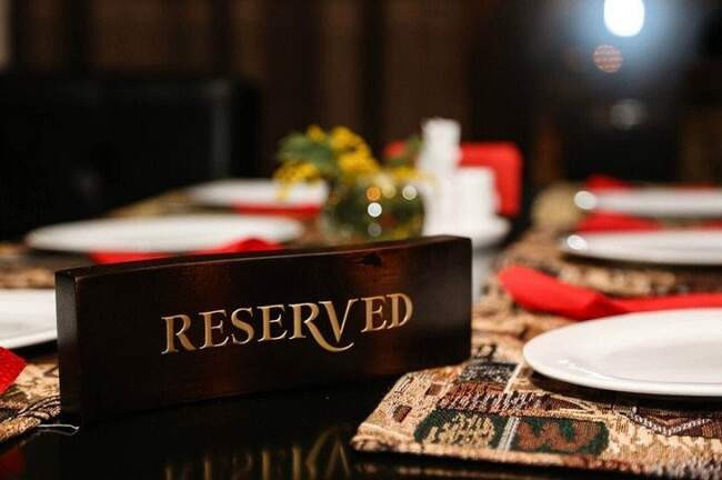 Хитрость 2: Табличка «Reserved» не всегда означает, что столик забронирован