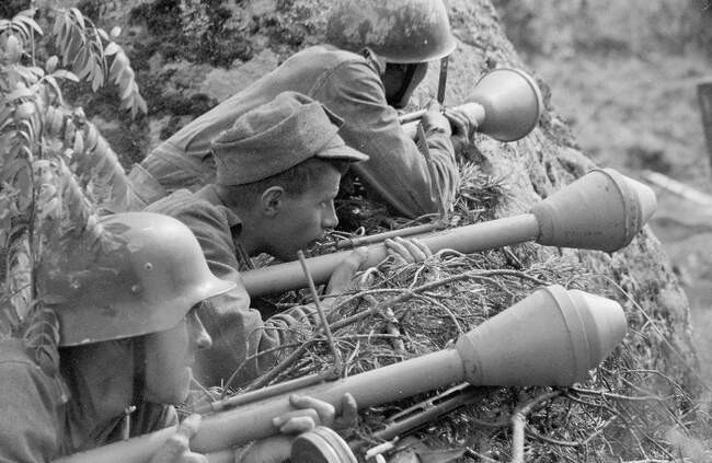 3. Ручной противотанковый гранатомёт Panzerfaust