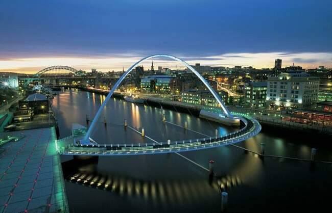 2. Gateshead Millennium Bridge, река Тайн, Великобритания
